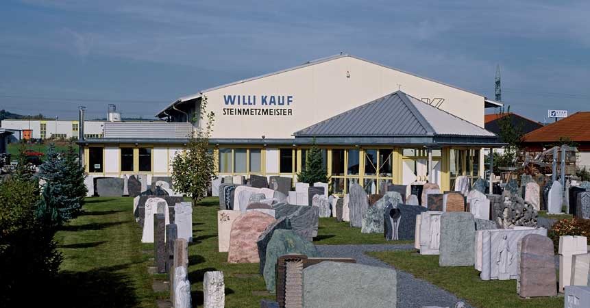 Ausstellungsgelände des Steinmetzbetriebs Willi Kauf in Lenting